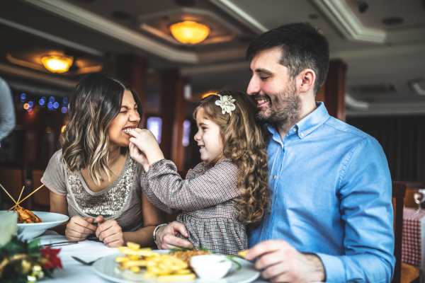 Alimentação Infantil Fora de Casa: Dicas para Pais em Restaurantes e Viagens